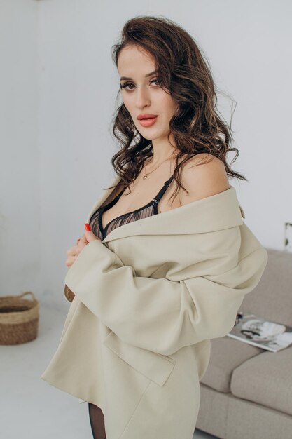 Belle femme en veste et soutien-gorge dans la chambre