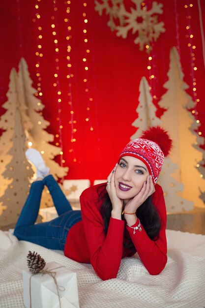 Belle femme en vêtements chauds à Noël