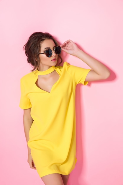 Belle femme en vêtements colorés, lunettes de soleil