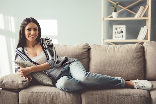 Belle femme en vêtements décontractés regarde la caméra.