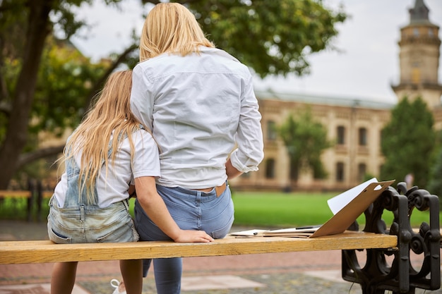 Belle Femme En Vêtements Décontractés Avec Sa Fille En Barboteuse En Jean Passer Du Temps Ensemble Dans Le Parc