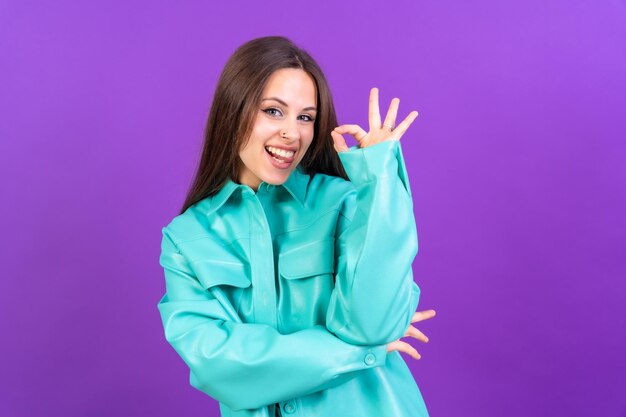 Belle femme en vêtements décontractés souriant positivement faisant signe ok avec la main et les doigts expression réussie