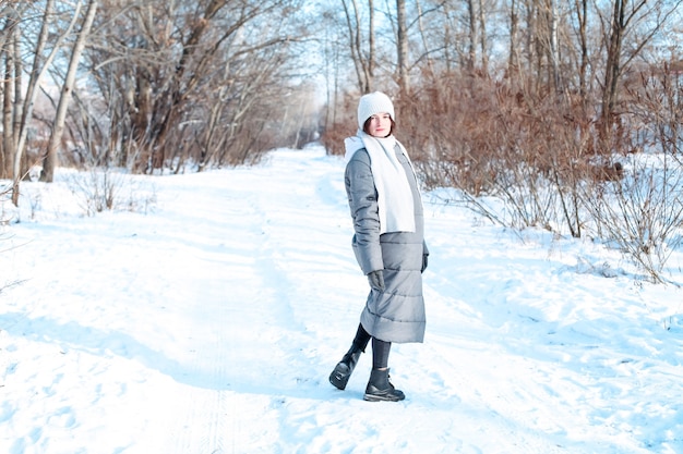 Belle femme en vêtements d'hiver