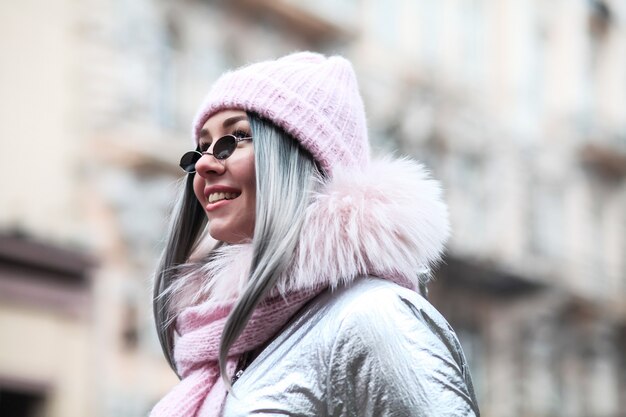 belle femme en vêtements d'hiver