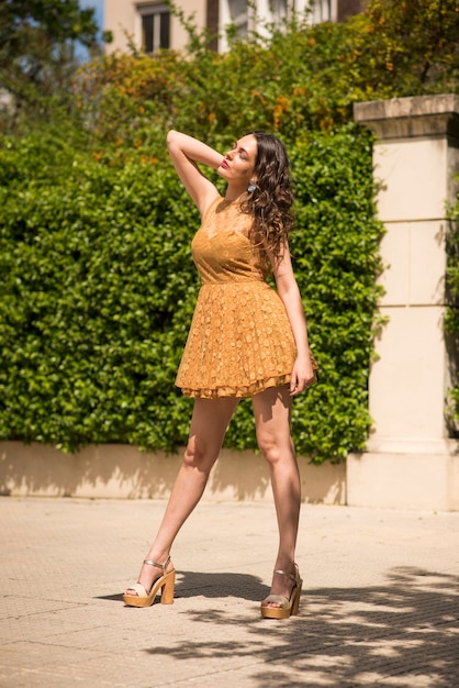 Belle femme vêtue d'une robe dans les rues de la ville