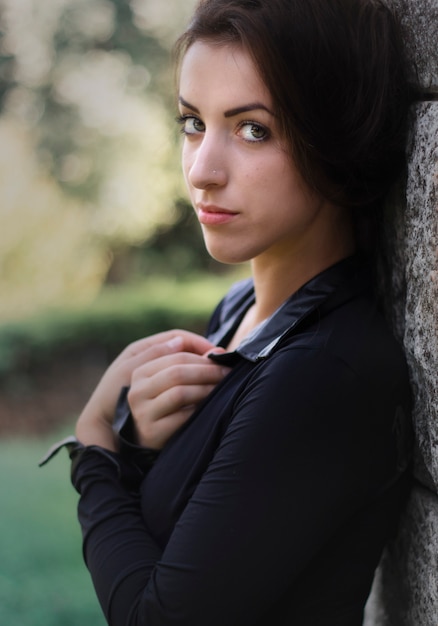 Une belle femme vêtue d'une robe d'été bleue