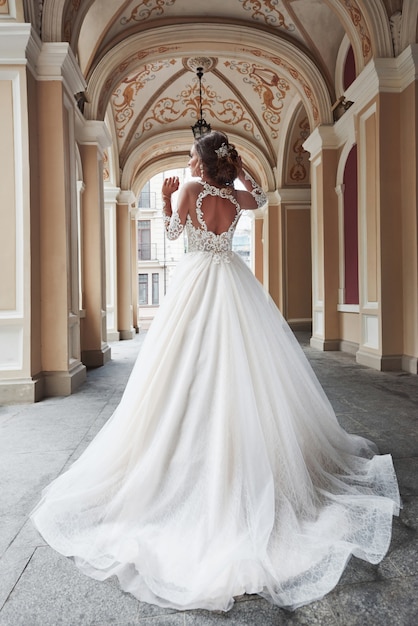 Belle femme vêtue d'une robe de mariée