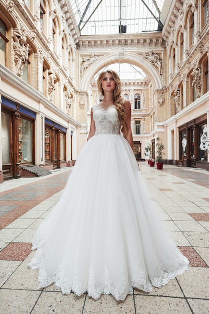 Belle femme vêtue d'une robe de mariée