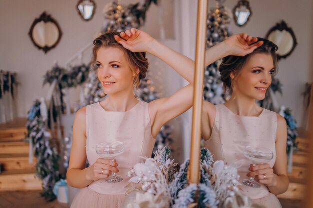 Photo belle femme vêtue d'une robe à noël