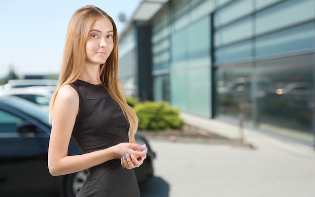 Belle femme vêtue d'une robe