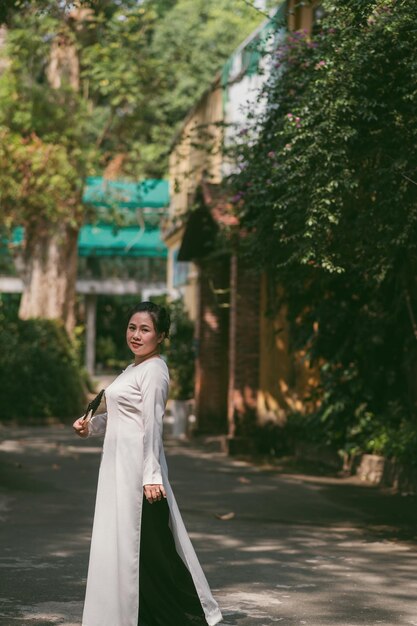 Une belle femme vietnamienne en robe ao dai à l'extérieur