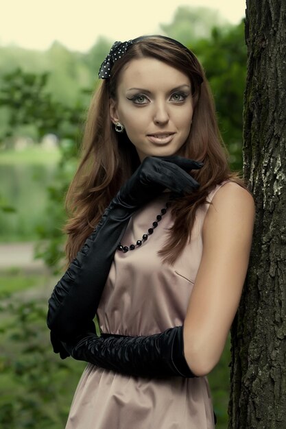 Belle femme vintage dans le parc de l'été