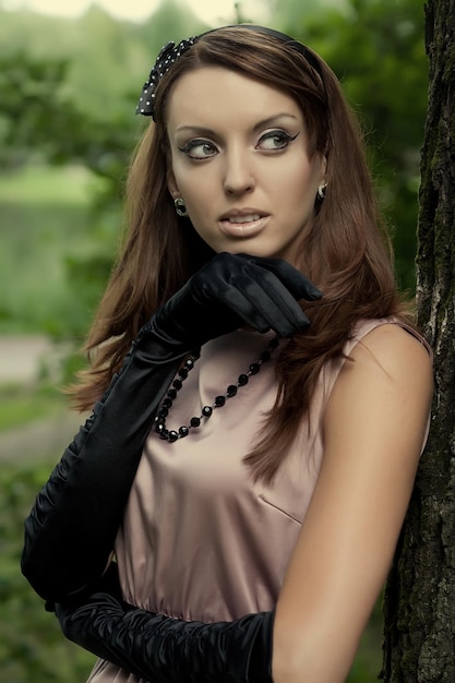 Belle femme vintage dans le parc de l'été