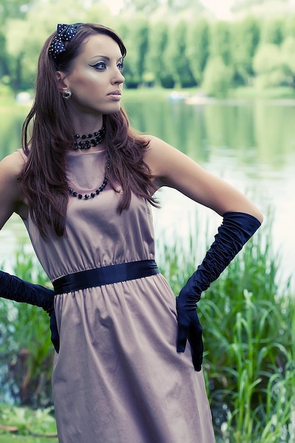 Belle femme vintage dans le parc de l'été