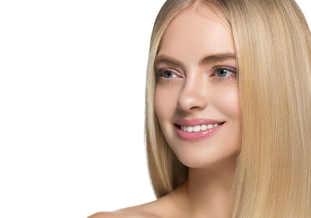 Belle femme visage jeune modèle de beauté peau saine cheveux blonds long lisse blond coiffure sourire