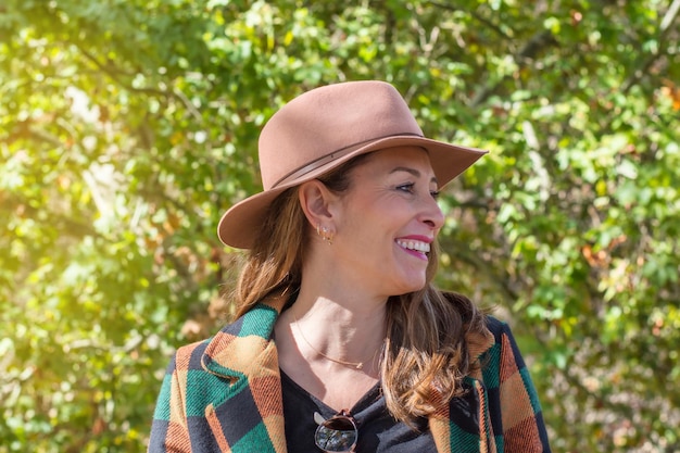 Belle Femme Avec Un Visage Souriant Dans Des Vêtements Décontractés. Merveilleuse humeur et un beau sourire