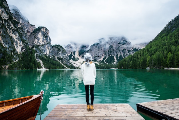 Belle femme visitant un lac alpin à Braies, Italie