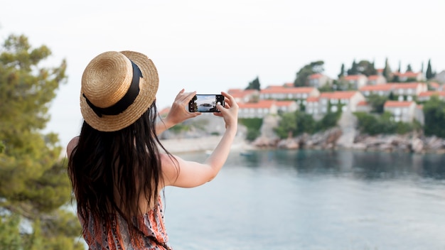 Photo belle femme voyageant seule au monténégro