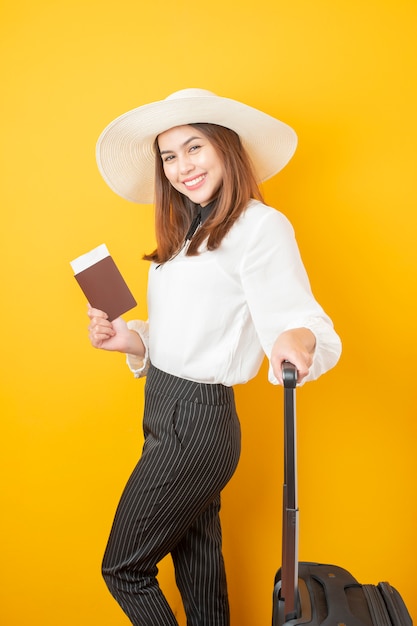 Belle femme de voyageur est excitant sur fond jaune