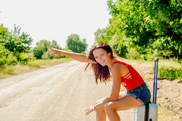 Belle femme de voyageur sur la route