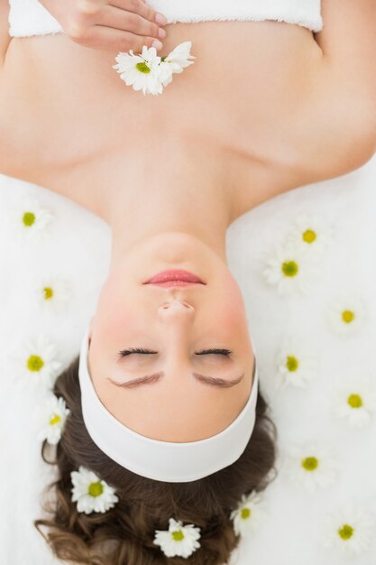 Belle femme avec les yeux fermés dans un salon de beauté