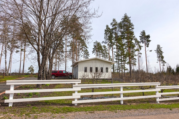 Belle ferme derrière la clôture