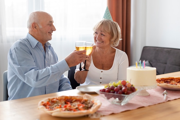 Belle fête d'anniversaire senior