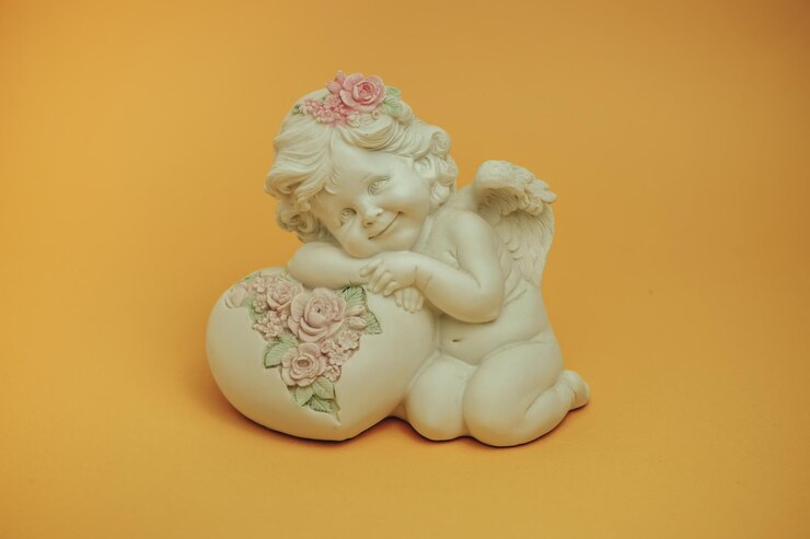 Photo une belle figurine blanche d'un ange sur un fond jaune