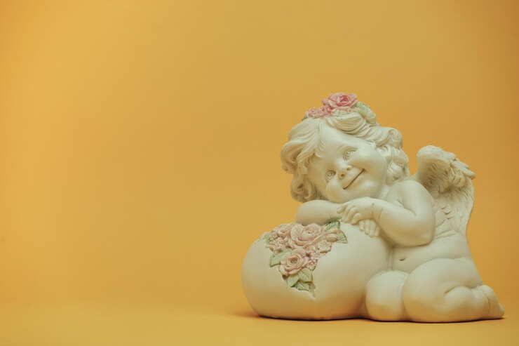 Photo une belle figurine blanche d'un ange sur un fond jaune
