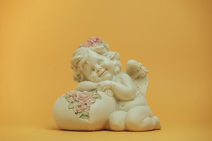 Photo une belle figurine blanche d'un ange sur un fond jaune