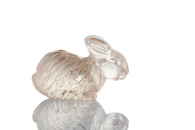 Photo belle figurine d'un lièvre en topaze sur fond blanc