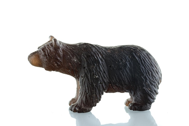 Belle figurine d'un ours en quartz fumé sur fond blanc