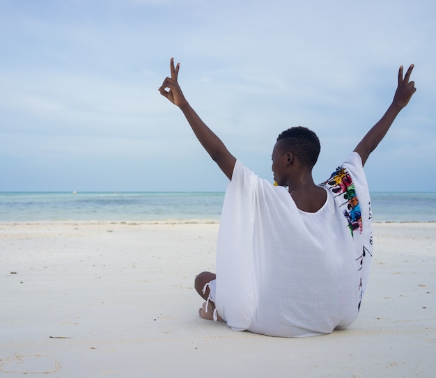 Belle fille africaine sur la plage tropicale