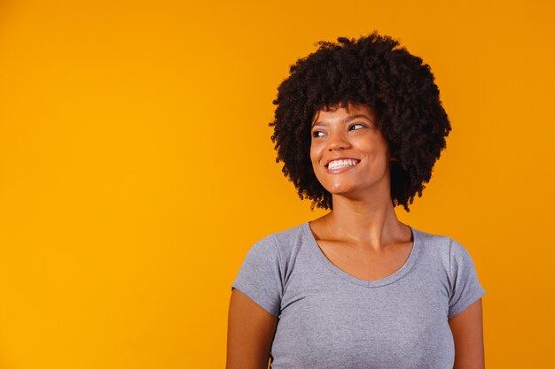 Belle fille afro-américaine avec une coiffure afro souriante.