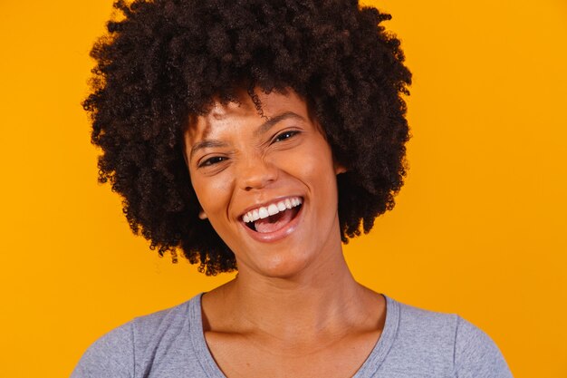 Belle fille afro-américaine avec une coiffure afro souriante.