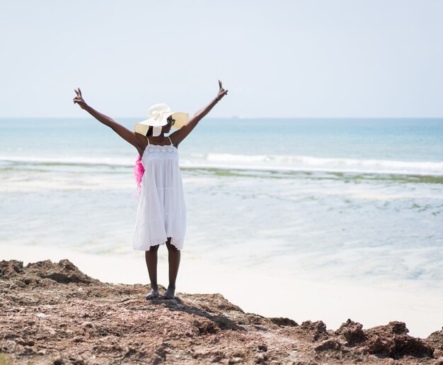 Belle fille afro-américaine sur la plage de la mer