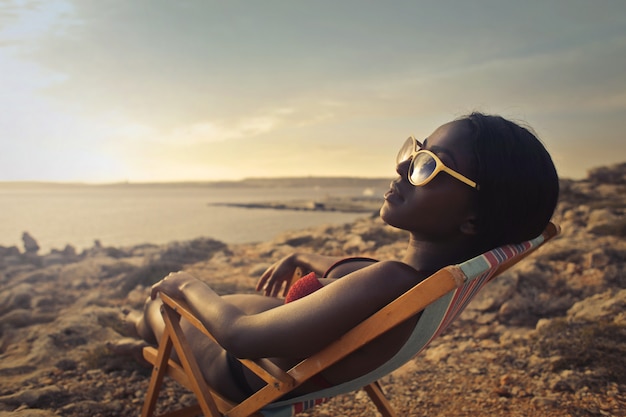 Belle fille afro profiter du soleil