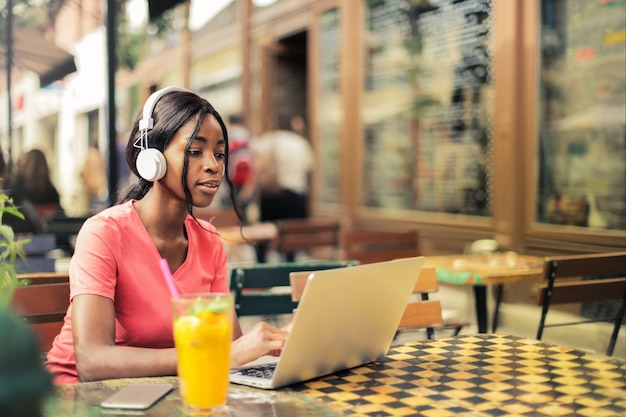 Belle fille Afro sur la terrasse d&#39;un bistro