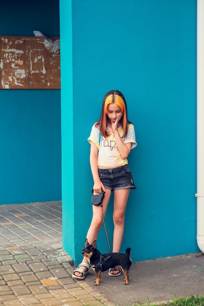 Belle fille d'âge scolaire avec coloration des cheveux à la mode. Portrait positif. Fille 9-11 ans