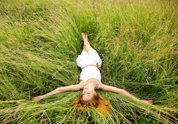 Belle fille allongée sur l'herbe.