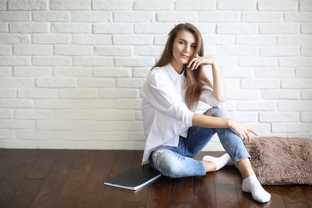 Belle fille artiste au travail dans un studio blanc créatif