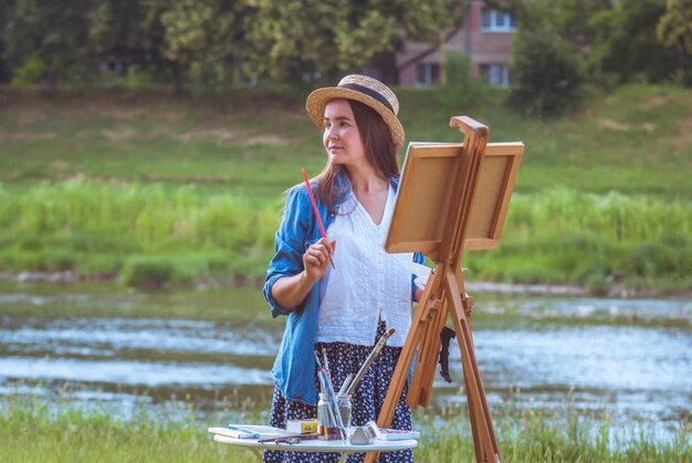 Belle fille artiste en plein air