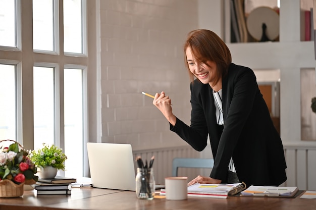 Belle Fille Asiatique Célébrer Avec Succès Avec Les Bras En Célébrant La Victoire Sur Le Lieu De Travail De Bureau.