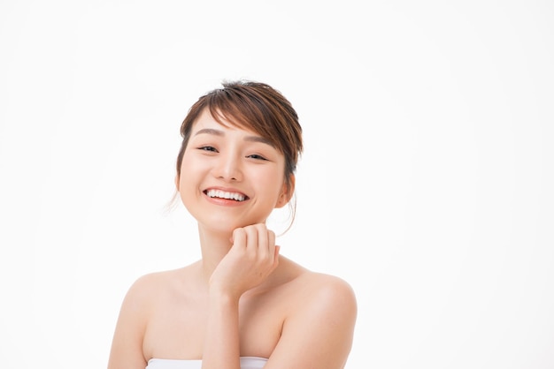 Belle fille asiatique avec un joli sourire sur son visage Clinique de beauté spa de soins de la peau et concept de chirurgie