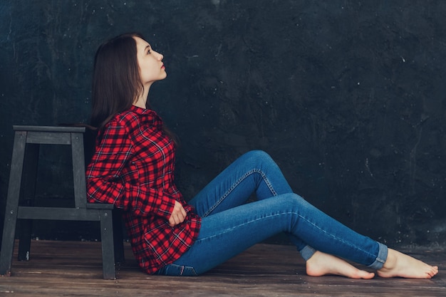 Belle fille assise près de l'échelle