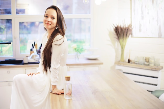 Belle fille athlétique faisant des exercices de yoga aime la méditation à la maison. Pas de stress, habitude saine, concept de soulagement de l'anxiété. Posture du lotus.