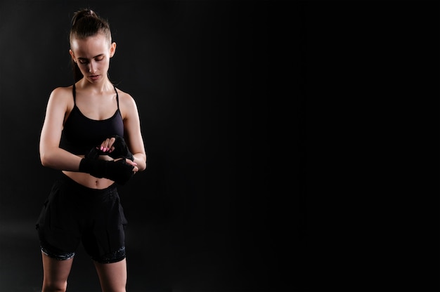 Belle fille athlétique sur une séance d'entraînement dans la salle de gym