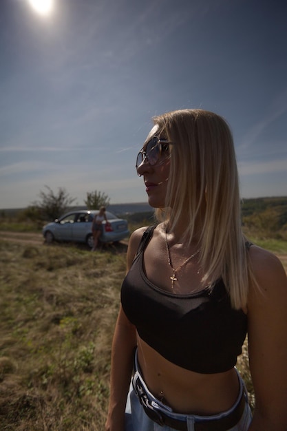 Une belle fille attend le repos du soir du travail et de l'agitation sérénité et liberté Échapper aux problèmes et avoir la chance d'être seul