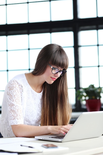 Belle fille au bureau