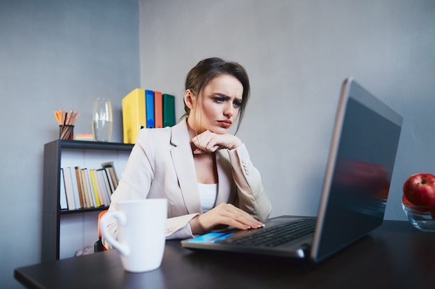 Belle fille au bureau